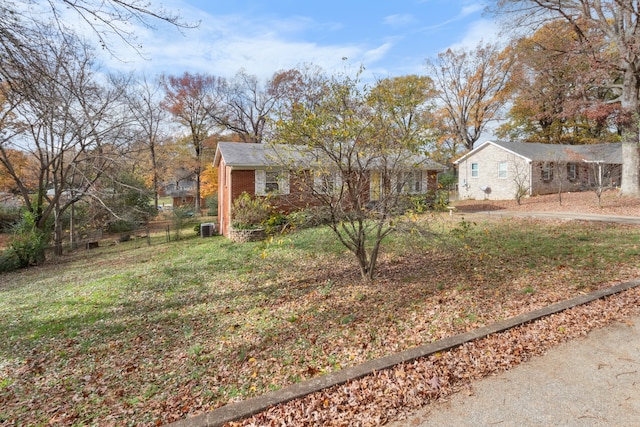 single story home featuring a front lawn