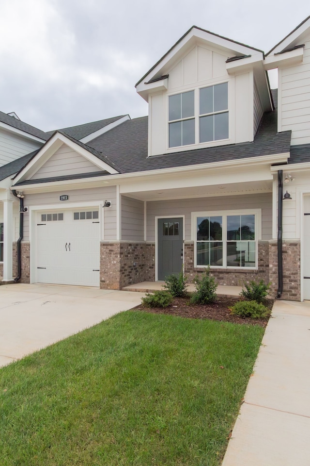 view of front of house featuring a front lawn