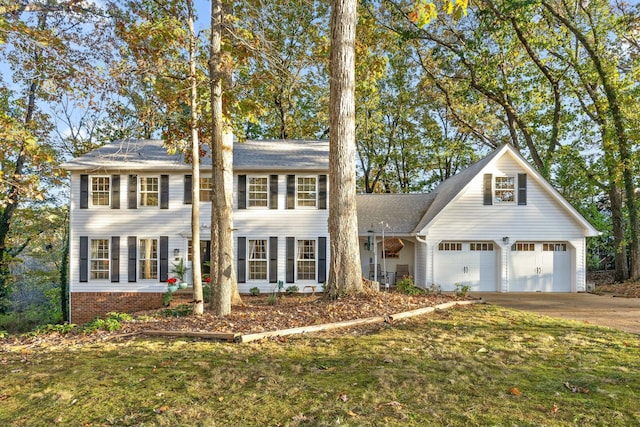 view of front facade featuring a garage and a front yard