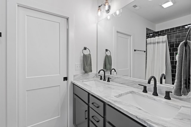 bathroom featuring a shower with curtain and vanity