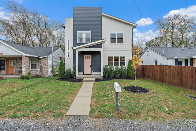 view of front of home featuring a front yard