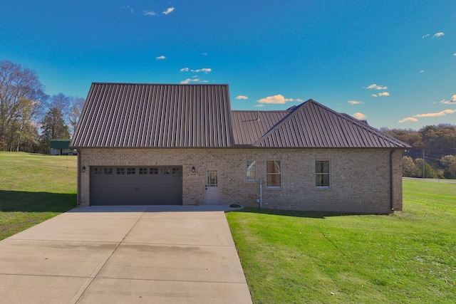 view of front facade featuring a front lawn and a garage