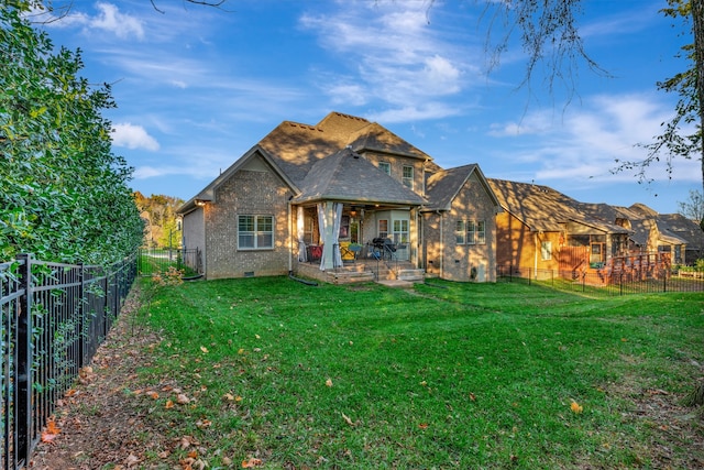 view of front of property featuring a front yard