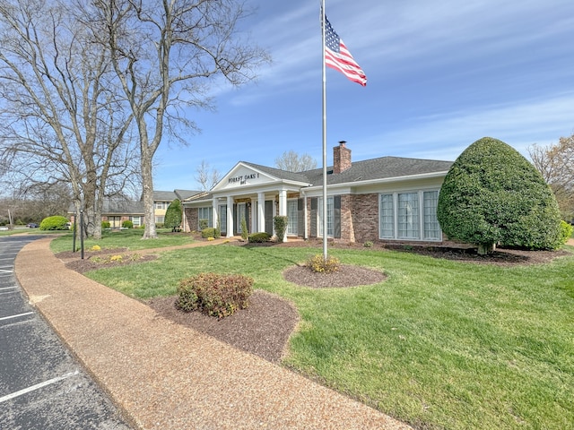 view of front facade with a front lawn