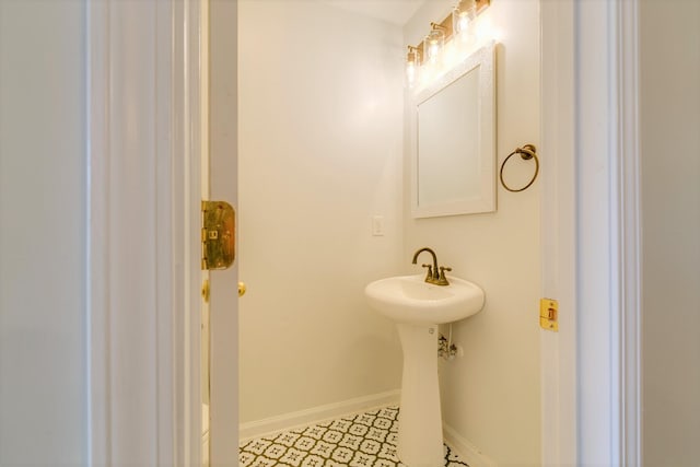 3425 Harpeth Springs Dr, Nashville, TN 37221 - bathroom featuring baseboards