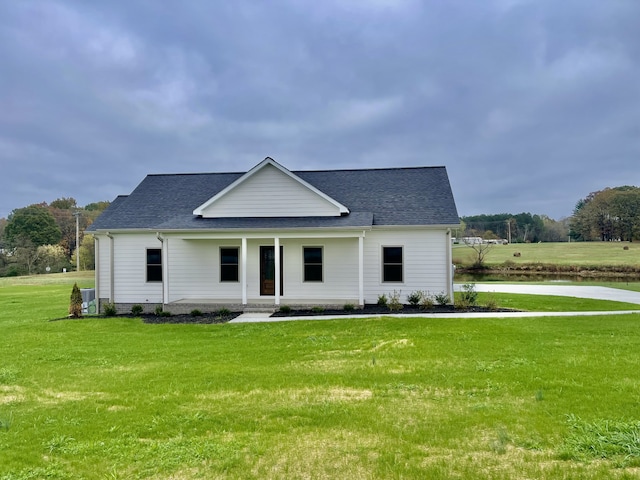 view of front facade with covered porch and a front lawn