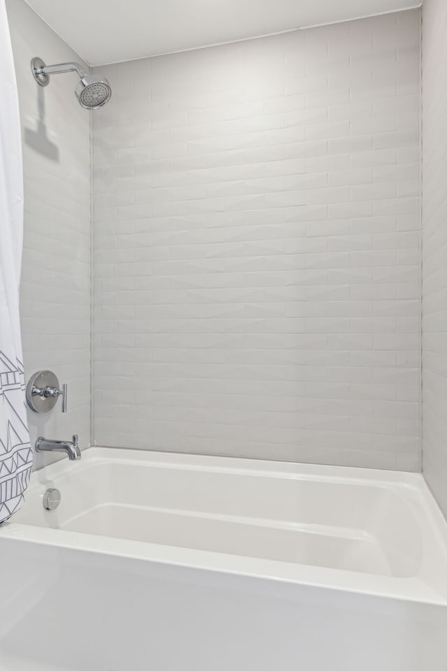 bathroom with tiled shower / bath combo