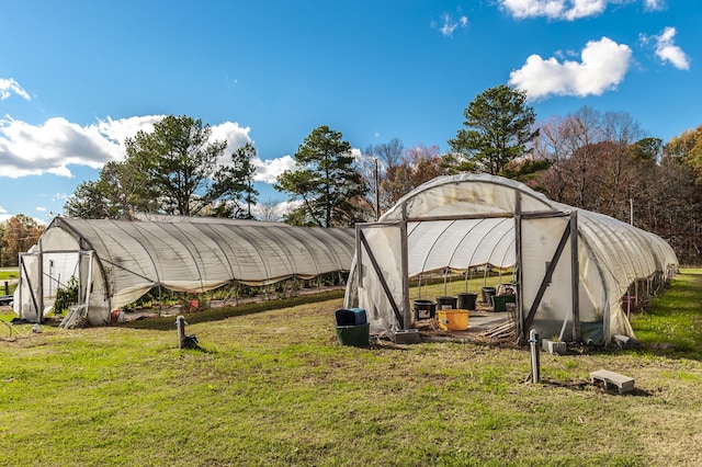 view of yard featuring an outbuilding