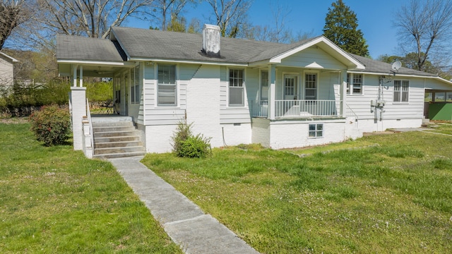 view of front of home featuring a front lawn and covered porch