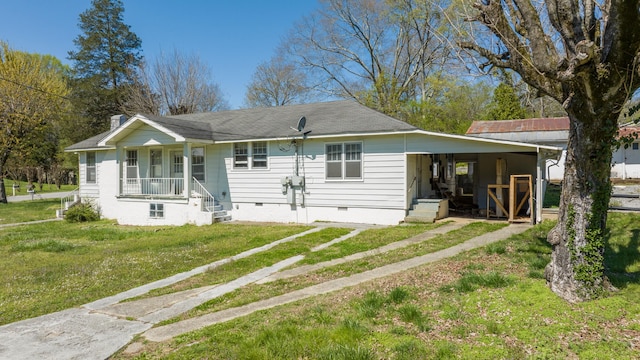 view of front of house featuring a carport, a porch, and a front yard