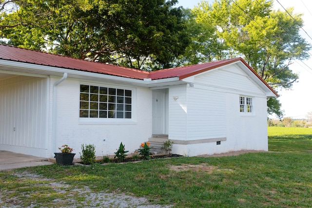 view of front of property with a front yard