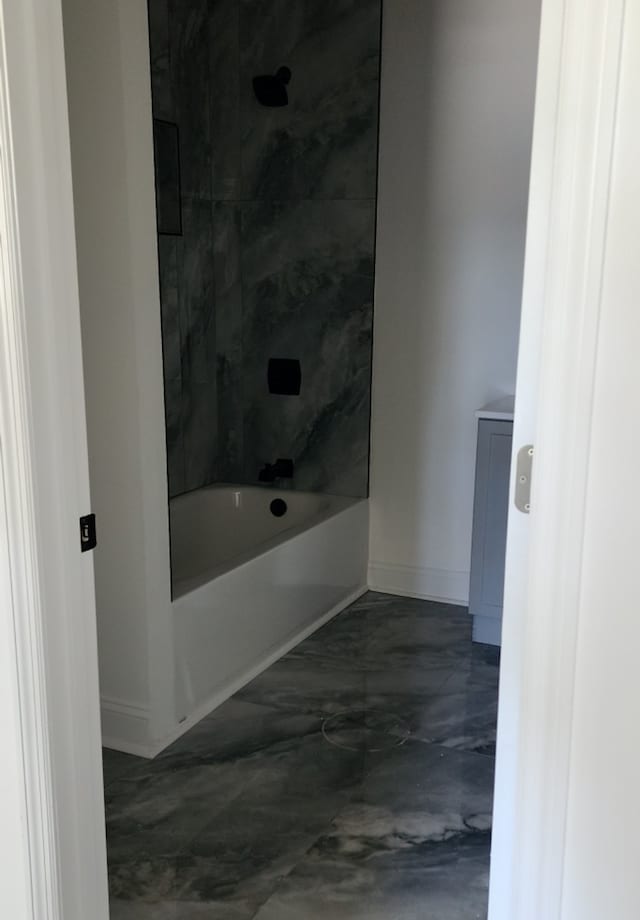 bathroom with tiled shower / bath combo