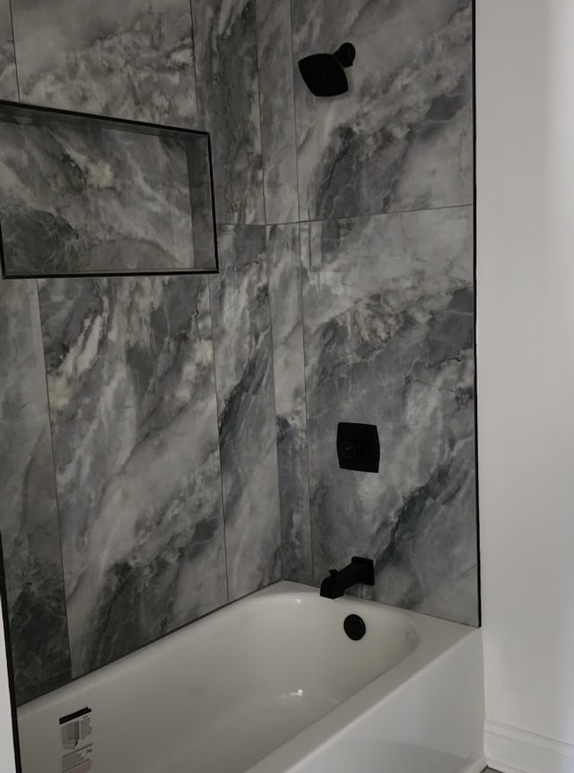 bathroom with tiled shower / bath combo