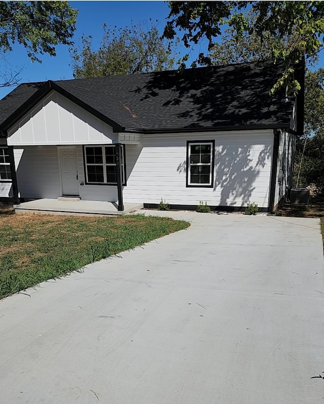 view of front of house with a porch and a front lawn