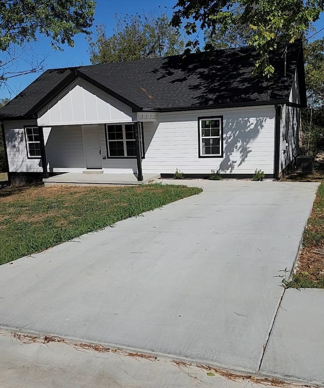 view of front facade featuring a porch and a front yard