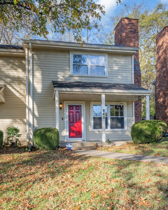 view of front of property featuring a front lawn