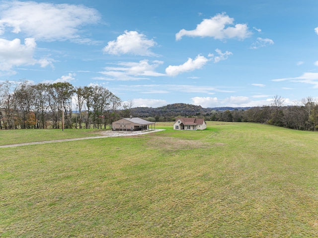 view of yard featuring a rural view