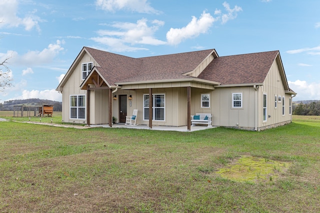 view of front of home featuring a patio area and a front yard