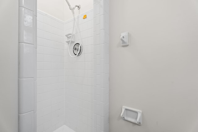 bathroom featuring a tile shower