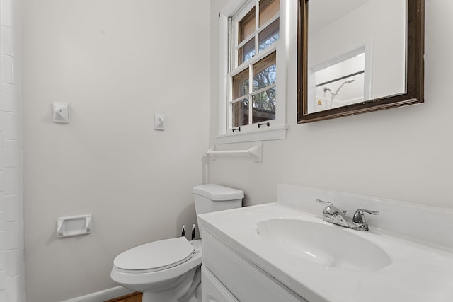 bathroom with a shower with curtain, vanity, and toilet