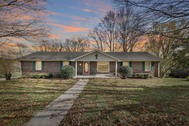 view of front of home featuring a lawn