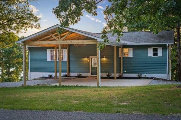 view of front of home featuring a front yard