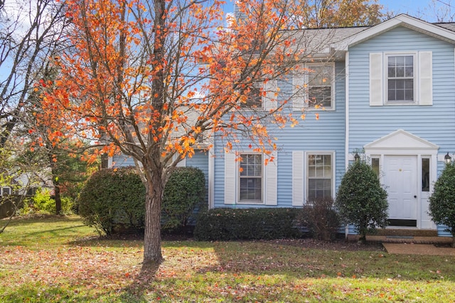 view of front facade featuring a front lawn