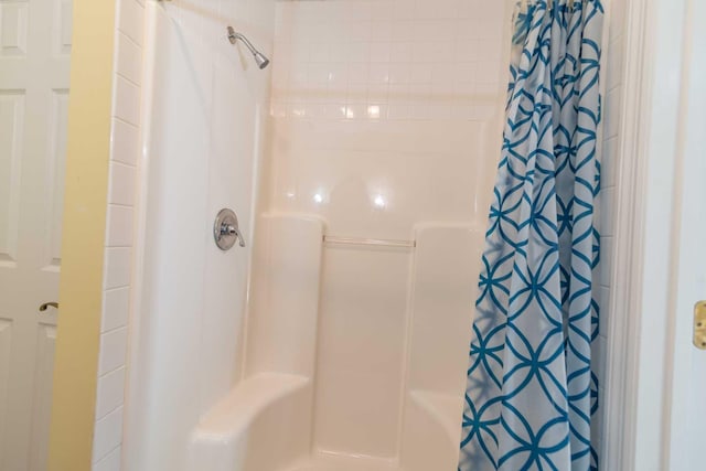 bathroom featuring a shower with shower curtain