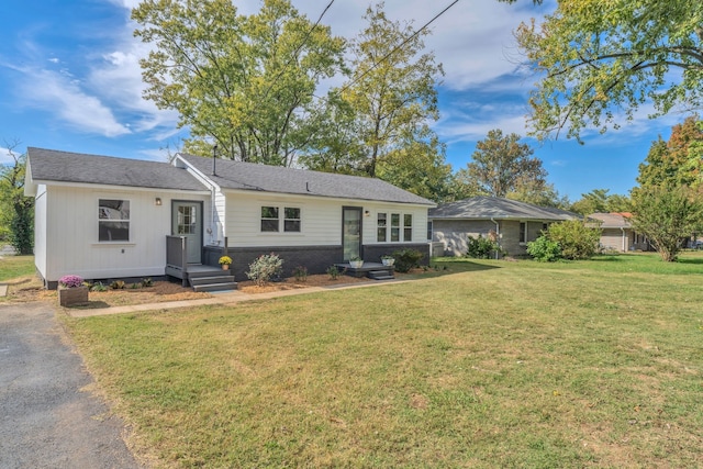 single story home featuring a front lawn