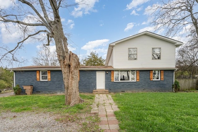 view of front of home featuring a front yard