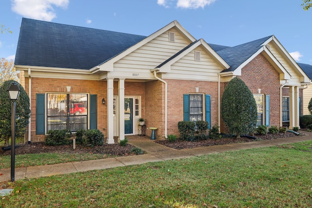 view of front of property featuring a front lawn