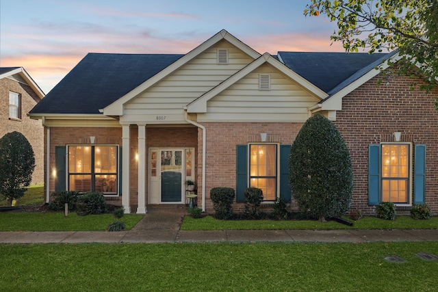 view of front facade with a yard