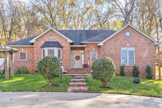 view of front facade featuring a front yard