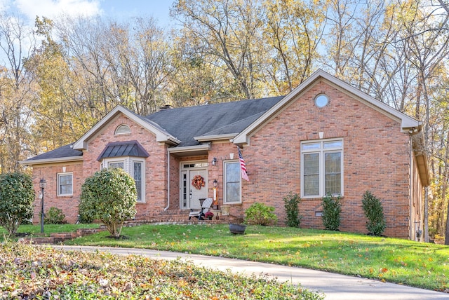 view of front of property featuring a front lawn