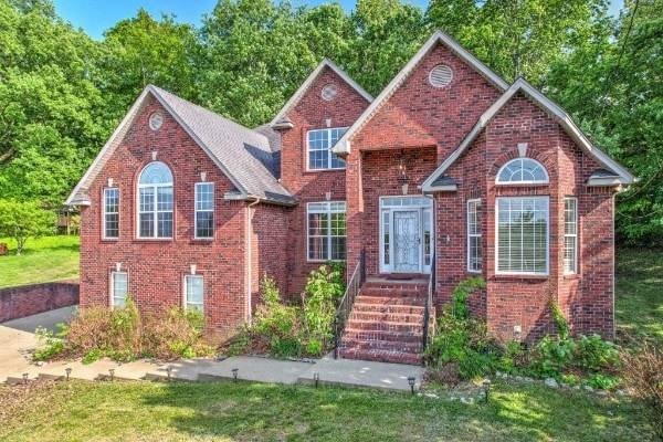 front facade featuring a front yard