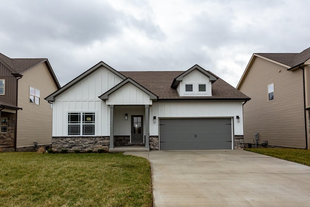 view of front of home featuring a garage and a front yard