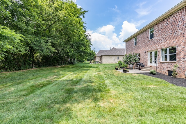 view of yard featuring a patio