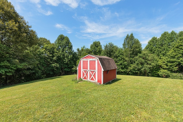 view of outdoor structure featuring a yard