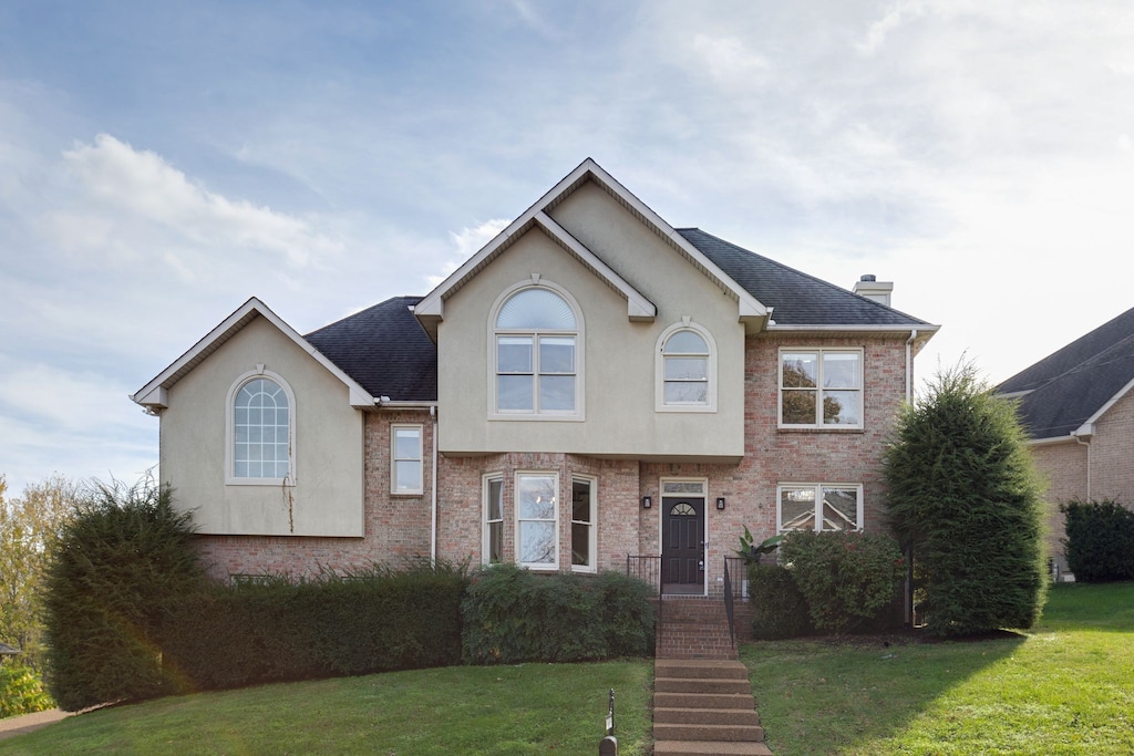 view of front of home featuring a front yard