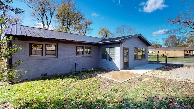 view of front of property with a front yard