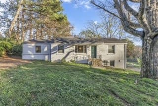 view of front of home with a front lawn