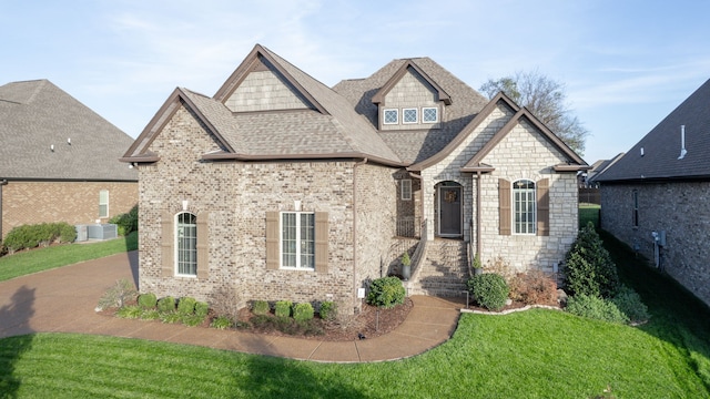 view of front of house featuring a front lawn