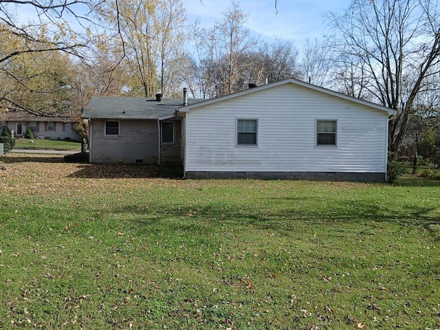 200 Barry Ave, Gallatin, TN 37066 - back of property with crawl space and a yard