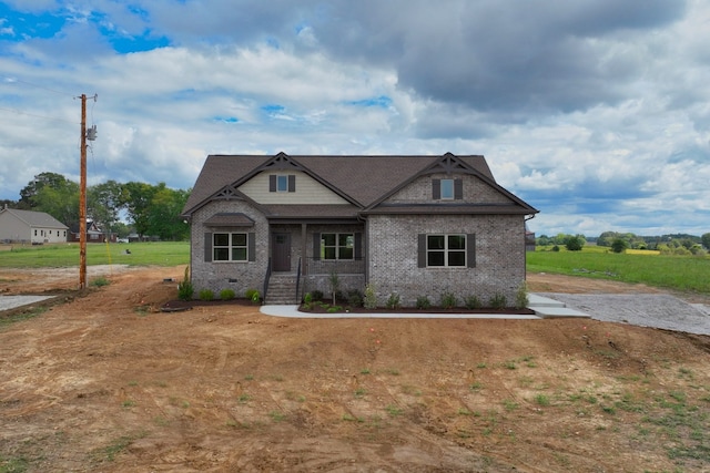 craftsman house featuring a front lawn