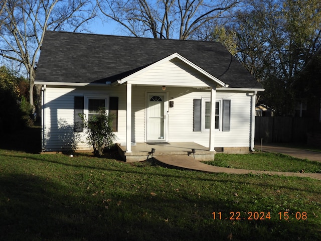 view of front facade featuring a front lawn