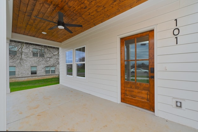 view of patio featuring covered porch and ceiling fan