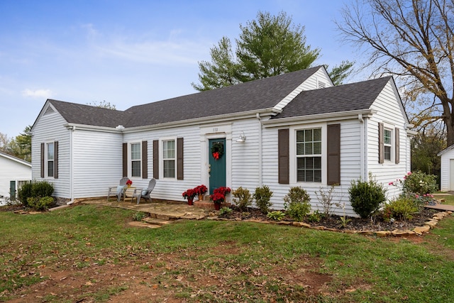 ranch-style house featuring a front yard