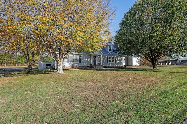 view of front facade with a front yard