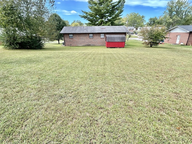 view of yard featuring a storage shed