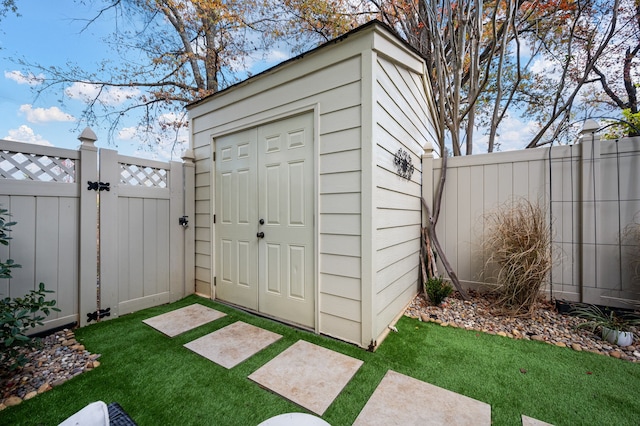 view of outdoor structure featuring a yard